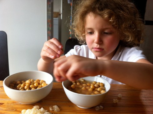 chickpea-peeling Lyra peeling chickpeas